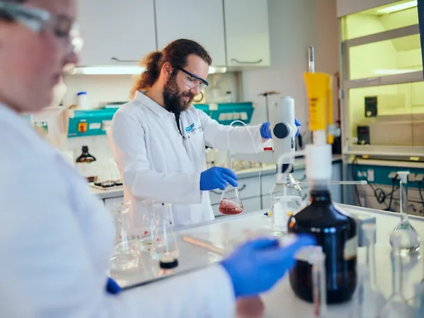 Rehuarvojen tutkiminen laboratoriossa